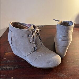 TOMS Women's Tan Suede Wedge Booties